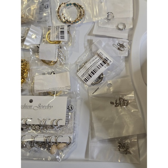 Wholesale Lot of Assorted Fashion Jewelry and Earrings (Approx. 40 Pieces) - Picture 7 of 16